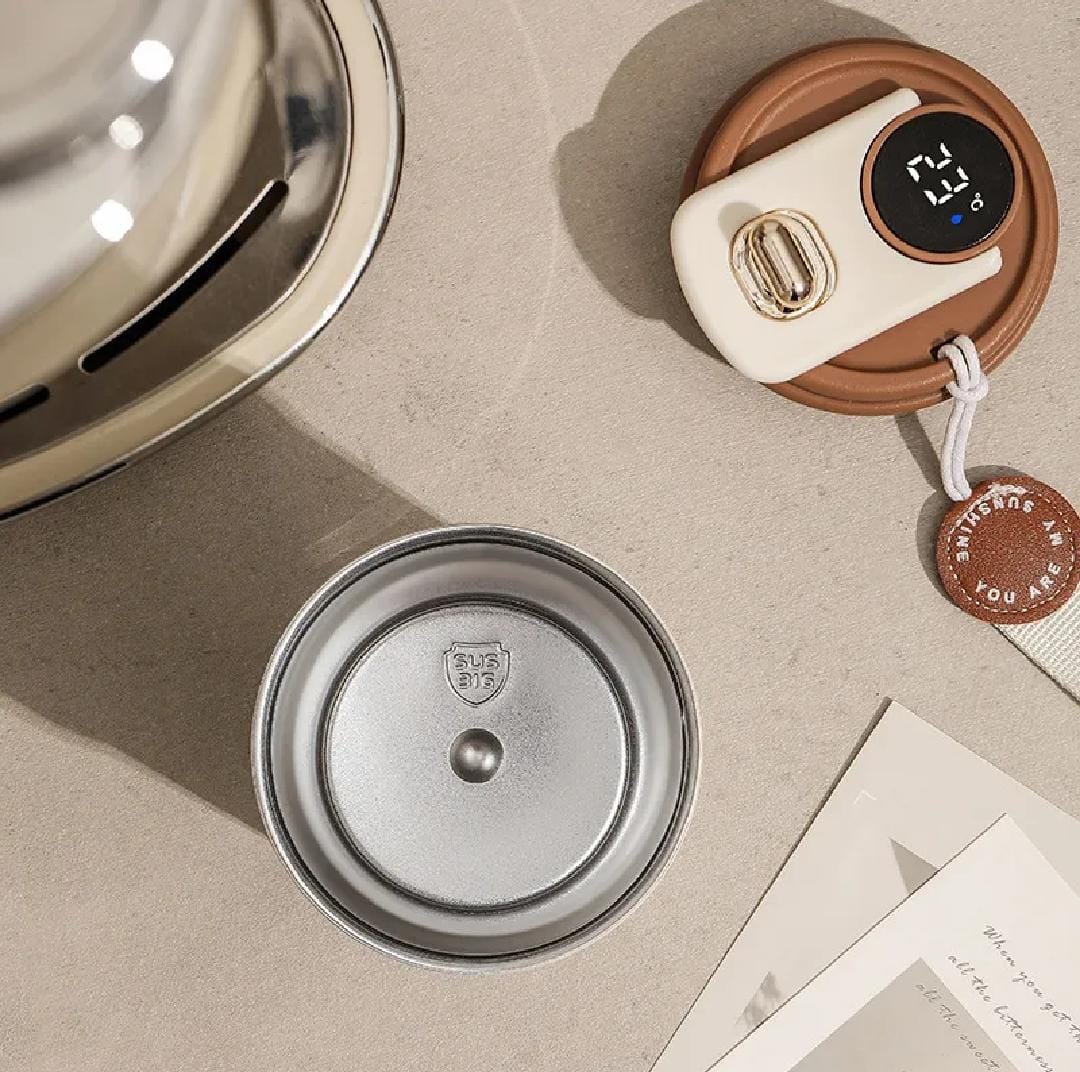 Coffee mug with digital temperature display lid