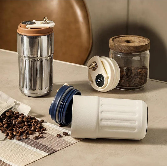 Coffee mug with digital temperature display lid