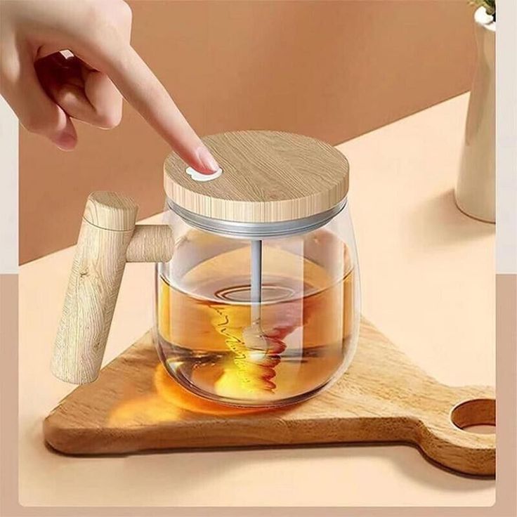 Rechargeable automatic stirring coffees mug