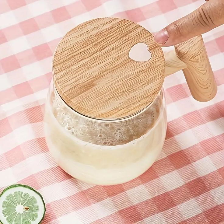 Rechargeable automatic stirring coffees mug